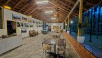 ein Raum mit Tischen und Stühlen in einem Gebäude in der Unterkunft Parampara Resort Chikmagalur in Kalasa