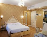 Posteľ alebo postele v izbe v ubytovaní Hotel Canaletto