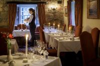 Hugh Townにあるスター キャッスル ホテルの蝋燭台付き部屋に立つ女性