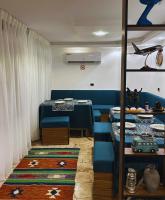 un comedor con sillas y mesas azules y una habitación con en Celestia Boutique Inn, en Jerash