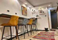 Un bar con cuatro taburetes en una habitación. en Celestia Boutique Inn, en Jerash