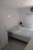 Posteľ alebo postele v izbe v ubytovaní Apartments by the sea Vir - 18451