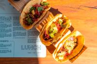 Jídlo v hostelu nebo okolí