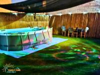 einen Pool in einem Zimmer mit einem Tisch und Stühlen in der Unterkunft Family-TIME בית פרטי לנופש משפחתי באילת in Eilat