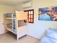 ein Schlafzimmer mit Etagenbetten und einem Fenster in der Unterkunft Family-TIME בית פרטי לנופש משפחתי באילת in Eilat