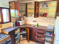 eine Küche mit Holzschränken und einer Arbeitsplatte in der Unterkunft Family-TIME בית פרטי לנופש משפחתי באילת in Eilat