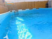 Der Swimmingpool an oder in der Nähe von Family-TIME בית פרטי לנופש משפחתי באילת