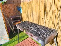 Ein für Gäste verfügbarer Grill im Ferienhaus