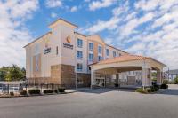 un edificio de hotel con un cenador frente a él en Comfort Inn &amp; Suites, en Tifton