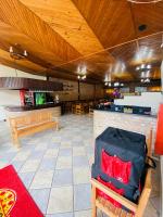 un ristorante con tavolo e sedie con un deposito bagagli di Hotel Nazaré a Nazaré Paulista