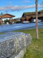 una pared de piedra junto a una calle con un edificio en Oppdalsporten Motell, en Oppdal