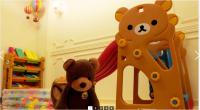 a stuffed teddy bear sitting next to a stuffed giraffe at 花蓮歐洲之星民宿 文創園區旁 鄰香榭大道 名產街 近東大門夜市 太平洋公園 杰西廣場 in Hualien City
