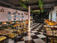 um restaurante com um piso xadrez preto e branco em The Lake Hill em Nainital