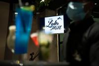 uma placa com os dizeres "o amor mata" em cima de uma mesa em The Lake Hill em Nainital