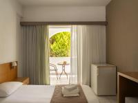 Łóżko lub łóżka w pokoju w obiekcie Niforeika Beach Hotel