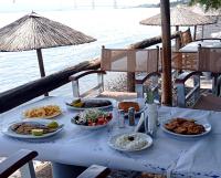 uma mesa com muitos pratos de comida em Star Hotel em Lepanto