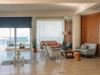 Część wypoczynkowa w obiekcie Niforeika Beach Hotel