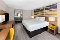 una habitación de hotel con una cama y un televisor en Days Inn &amp; Suites by Wyndham Vicksburg, en Vicksburg