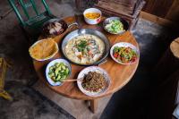 張家界市にあるSecluded courtyard villa - free shuttle serviceの様々な料理が載った木製のテーブル