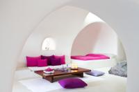 Łóżko lub łóżka w pokoju w obiekcie Perivolas Hotel