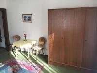 Habitación con mesa y armario de madera. en Landhaus Moises, en Bad Hofgastein