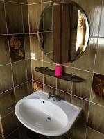 y baño con lavabo y espejo. en Landhaus Moises, en Bad Hofgastein
