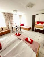 Posteľ alebo postele v izbe v ubytovaní Alpesi Apartman Downtown