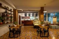 um restaurante com mesas e cadeiras em uma sala em Skyline Boutique Hotel em Phnom Penh