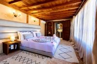 Un dormitorio con una cama y un techo de madera. en Dar Attajalli, en Fez