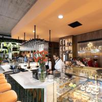 ein Restaurant mit Leuten, die an einer Theke sitzen in der Unterkunft Apartament Trzy Rysie "Laguna Beskidów" in Zarzecze