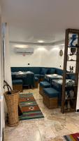 una sala de estar con sofás y un sofá y una habitación con en Celestia Boutique Inn, en Jerash