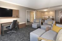 Courtyard by Marriott Toronto Vaughanにあるテレビまたはエンターテインメントセンター