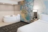 Courtyard by Marriott Toronto Vaughanにあるベッド