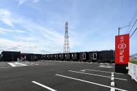 un estacionamiento vacío con un montón de remolques en HOTEL R9 The Yard Marugame, en Marugame