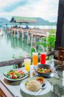een tafel met twee borden eten en wat drinken bij Salakphet Resort in Ko Chang