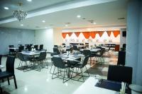 un ristorante con tavoli e sedie in una stanza di Heritage Residency By Lemongrove Hospitality a Madurai