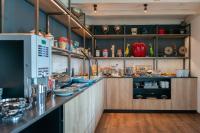 バドフーフェドルプにあるBoutique Hotel Herbergh Amsterdam Airport FREE PARKINGの大きなキッチン(多くの食器を揃えたカウンター付)