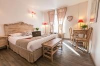 Un dormitorio con una cama y un escritorio con una computadora portátil. en Brit Hotel Bristol Montbéliard Centre, en Montbéliard
