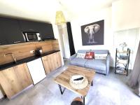 Kuchnia lub aneks kuchenny w obiekcie Résidence hôtelière les hameaux de saint cyprien 25 M2