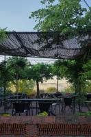 un groupe de tables et de chaises sous un auvent dans l'établissement La Colline du Colombier, à Iguerande