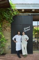 un homme et une femme debout devant un panneau dans l'établissement La Colline du Colombier, à Iguerande