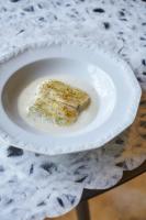 un morceau de gâteau sur une assiette blanche sur une table dans l'établissement La Colline du Colombier, à Iguerande