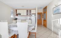 Kuchyňa alebo kuchynka v ubytovaní Gorgeous Apartment In Sibenik With Wifi