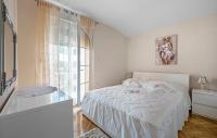 Posteľ alebo postele v izbe v ubytovaní Gorgeous Apartment In Sibenik With Wifi