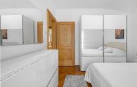 Posteľ alebo postele v izbe v ubytovaní Gorgeous Apartment In Sibenik With Wifi