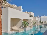 una villa con piscina y palmeras en Heyday Luxury Suites, en Perissa