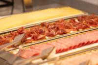 ホテルの敷地内または近くでの食事または食べ物