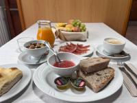 une table avec une assiette de petit-déjeuner dessus dans l'établissement Fogar dos Antigos, à Mazaricos