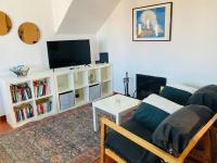 Villa 2BDR with sea view, private poolにあるテレビまたはエンターテインメントセンター