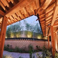 eine hölzerne Pergola mit einem Zaun im Garten in der Unterkunft Hanok Hotel DAAM Seoul in Seoul